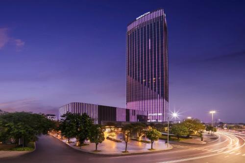 una representación de un edificio alto por la noche en Sheraton Hai Phong en Hai Phong