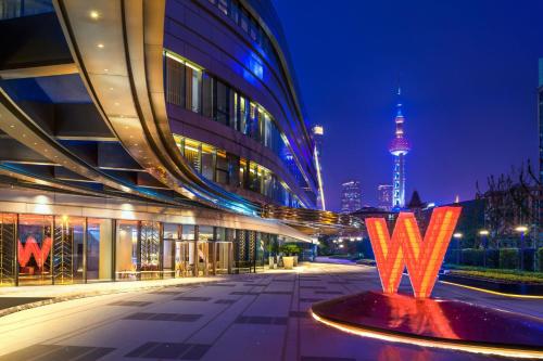vista su un edificio con la torre televisiva di W Shanghai - The Bund a Shanghai