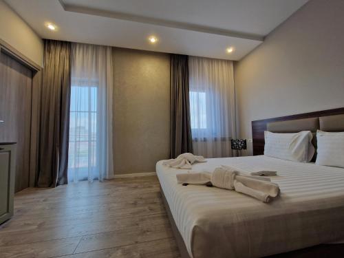 Un pat sau paturi într-o cameră la Apartamente SISI