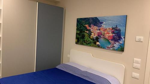 una camera da letto con un letto e un dipinto sul muro di LE DIMORE DI VIA VENEZIA a Civitanova Marche