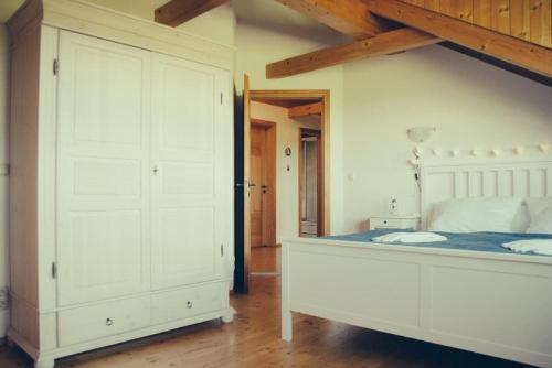 um quarto com uma grande cama branca num quarto em Ferienwohnung zum Forsthaus em Oberviechtach