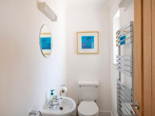 キングスブリッジにあるOcean Viewのトイレと洗面台を備えた白いバスルーム