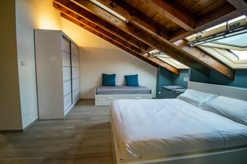 1 dormitorio con 2 camas y 1 loft en 180° on the lake, en Pella