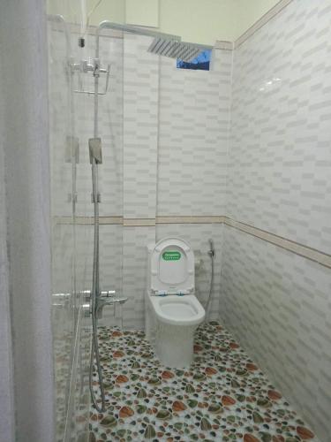 a bathroom with a shower and a toilet in it at Quy Phuong - Homestay in Tân Hiệp