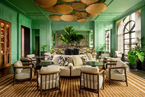 um átrio com um sofá, cadeiras e mesas em The Ritz-Carlton, Grand Cayman em George Town
