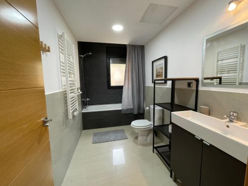 Terra Brava的住宿－Villa Mas Paz，浴室配有盥洗盆、卫生间和浴缸。