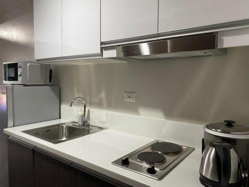 Küche/Küchenzeile in der Unterkunft Air Residences 1-Bedroom condo in Makati