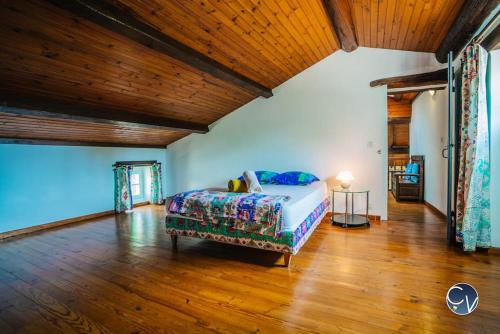 a bedroom with a bed and a wooden ceiling at ☆MAISON PROVENCALE☆3chambres☆Idéal famille in Saint-Marcel-de-Carreiret