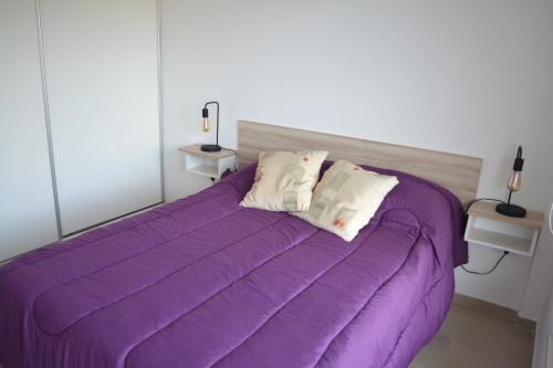 Un pat sau paturi într-o cameră la Calmo Dooneo Appart La Plata - Departamentos con COCHERA