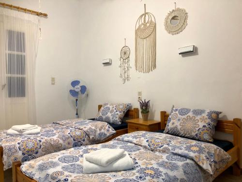 um quarto com duas camas e uma cadeira em Kastri Apartments em Emborios