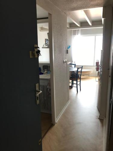 une porte ouverte sur une cuisine et une salle à manger. dans l'établissement Au Cap !, au Cap d'Agde