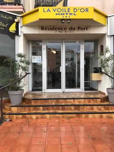 un bâtiment avec des marches devant un restaurant dans l'établissement Au Cap !, au Cap d'Agde