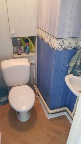 une salle de bain avec des toilettes blanches et un lavabo dans l'établissement Au Cap !, au Cap d'Agde
