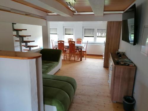 TV a/nebo společenská místnost v ubytování Ferienwohnung Max