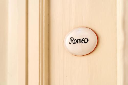 a door knob with the word romeo on it at La casa di Oliva in Macerata