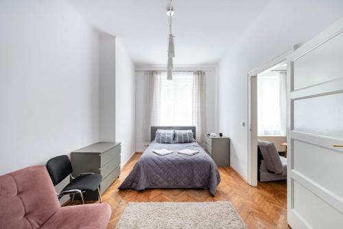 1 dormitorio con 1 cama, 1 sofá y 1 silla en Retro Secret Apartment en Cracovia
