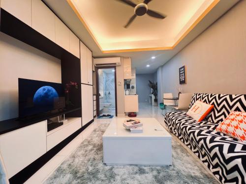 Mont kiara 5-Star Deluxe Suite 2-4pax في كوالالمبور: غرفة معيشة مع أريكة وتلفزيون بشاشة مسطحة