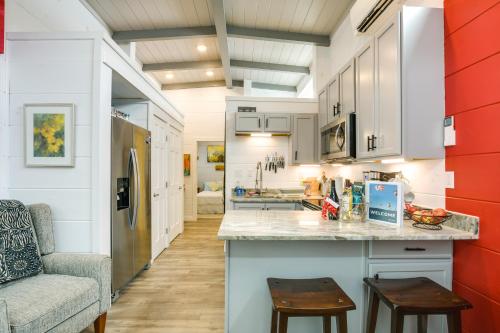 Kuchyň nebo kuchyňský kout v ubytování Flat Rock Tiny Home Fall Getaway with Grill!