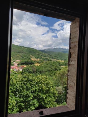 una finestra con vista su un campo verde di La Casa nel Borgo a Nocera Umbra