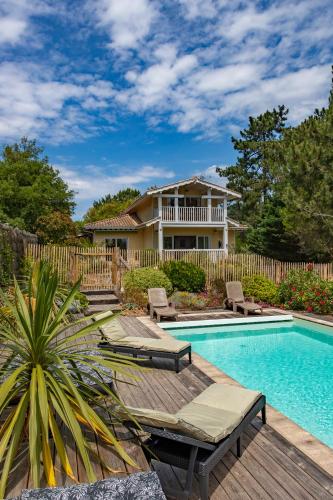 une maison avec une piscine et une maison dans l'établissement Villa des Sables, à Lège-Cap-Ferret