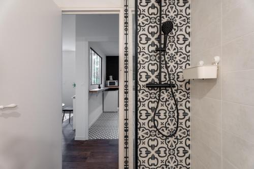 y baño con ducha con pared estampada en blanco y negro. en Atlantic Selection - Au coeur de Dax avec jardin, en Dax