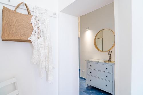 a dressing room with a mirror and a dresser at Un Posto al Mare in Santa Maria di Castellabate