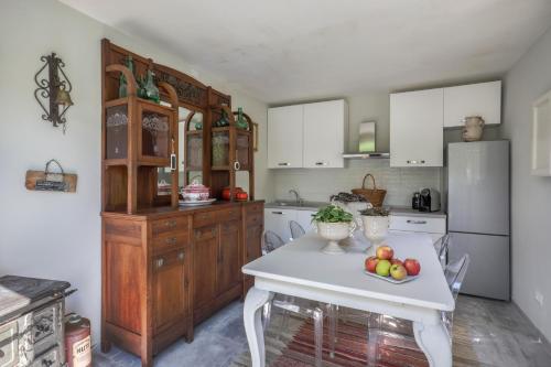 una cocina con una mesa blanca con fruta. en I Levrieri b&b, en Torre del Lago Puccini