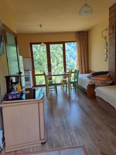 Yellow villa في سينيموريتس: غرفة معيشة مع طاولة وغرفة نوم