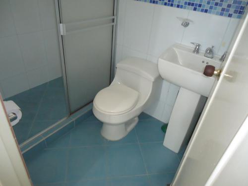 ein Bad mit einem WC, einem Waschbecken und einer Dusche in der Unterkunft Habitación privada in Neiva