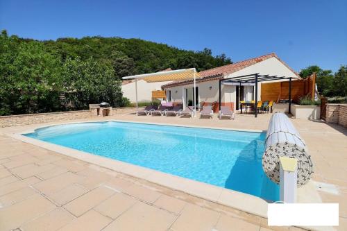 une piscine devant une maison dans l'établissement Gîte myosotis Piscine Privée 4 Chambres, à Lagorce