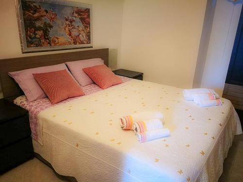 a bedroom with a bed with towels on it at La casetta di Ramona in Noto