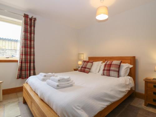 um quarto com uma cama com toalhas em Dubh Sgeir Annex em Berwick-Upon-Tweed
