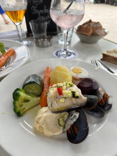 une assiette de nourriture avec des légumes sur une table dans l'établissement A Pied du Port de Bandol et de sa Plage, à Bandol