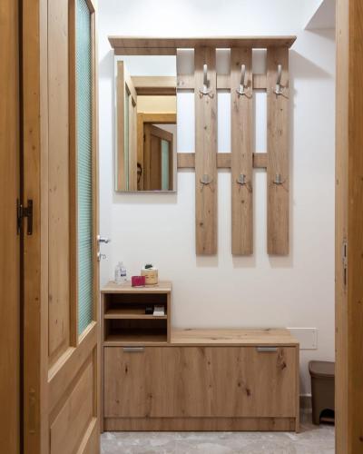 La salle de bains est pourvue d'une coiffeuse en bois et d'un miroir. dans l'établissement Nopal casa vacanze, à San Vito dei Normanni