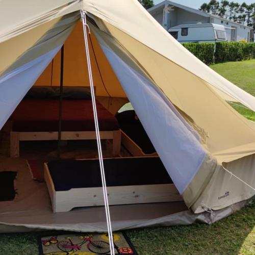 une grande tente avec un lit à l'intérieur dans l'établissement Tienda de lujo 5 personas - Camping Playa de Tapia, à Tapia de Casariego