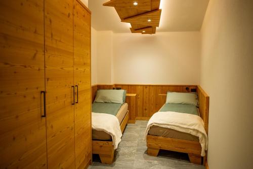 Postel nebo postele na pokoji v ubytování Dolomites Chalet Wolf
