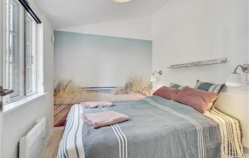 TørresøにあるNice Home In Otterup With Wifiのベッドルーム1室(ピンクの枕が付いたベッド1台付)