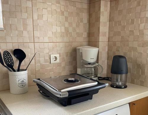 encimera de cocina con licuadora y cafetera en SISSOU VILLAGe PLACe, en Kalamata