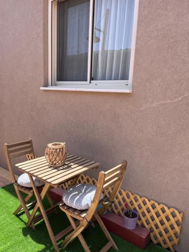 a table and chairs sitting next to a window at ארץ מדבר - יחידת אירוח בבאר אורה in Beʼer Ora