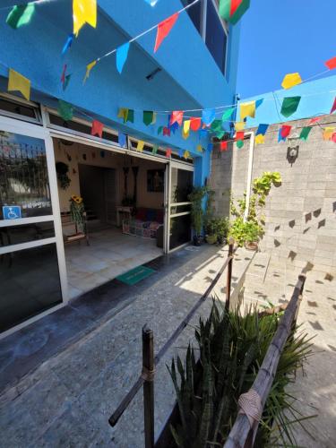 ein Gebäude mit Flaggen, die seitlich hängen in der Unterkunft Pousada Maraki in Maceió