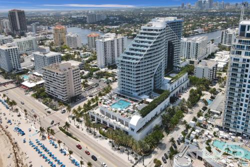 Blick auf FTL W Beachfront Resort 14th Floor Condo aus der Vogelperspektive