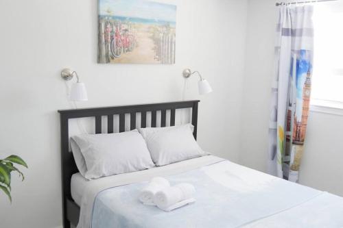 een slaapkamer met een bed met een handdoek erop bij Richview Gardens Suite in Toronto