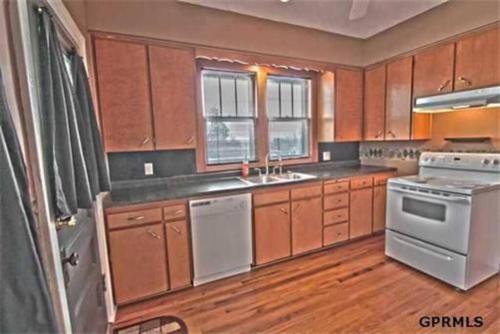 A kitchen or kitchenette at Home near Zoo/College World Series/Downtown