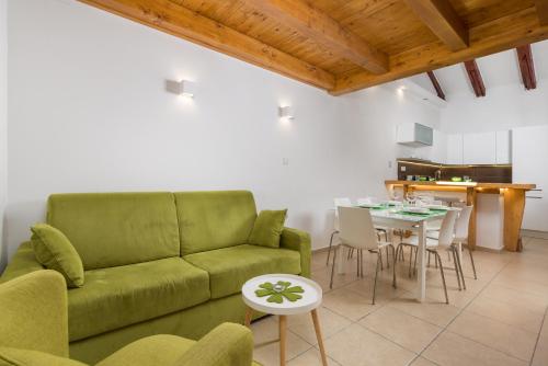 un soggiorno con divano verde e tavolo di The Heart and Soul of Rijeka a Fiume (Rijeka)