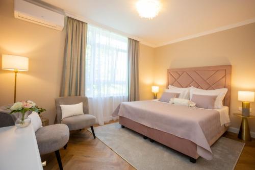 Un dormitorio con una cama grande y una ventana en City and Style Luxury Rooms Split 2 en Split
