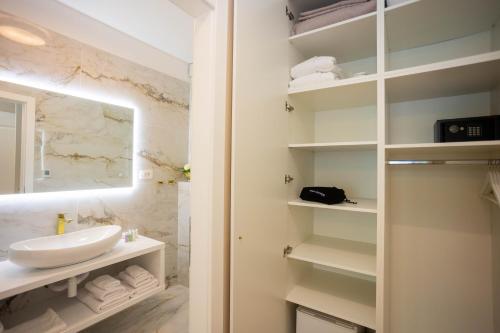 斯普利特City and Style Luxury Rooms Split 2的浴室里有洗手池和镜子