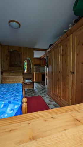 1 dormitorio con paredes de madera y 1 cama en una habitación en La Cleyva, en Valpelline