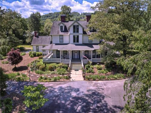 eine Luftansicht eines Hauses mit Garten in der Unterkunft Casa Carolina Estate in Hendersonville