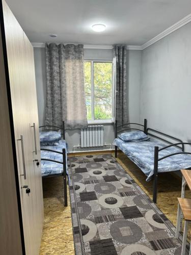 Zimmer mit 2 Etagenbetten und einem Teppich in der Unterkunft Guest house Family7 in Osch