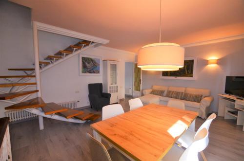 Televízia a/alebo spoločenská miestnosť v ubytovaní Apartamento centro de Lloret 8 people